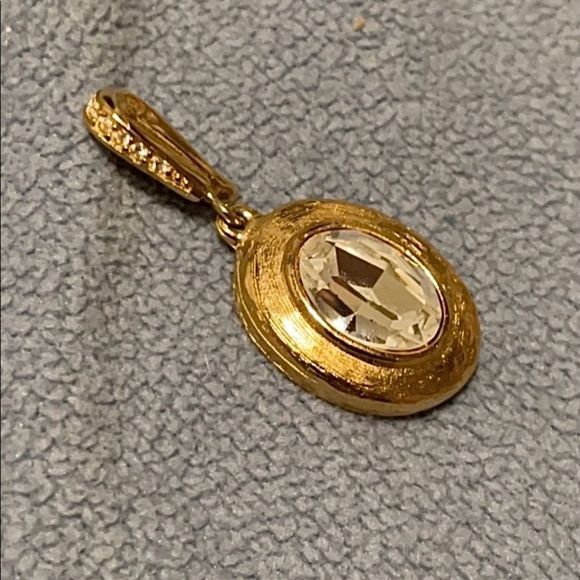 Vintage gold oval pendant, crystal 💎 center stone - Picture 3 of 16